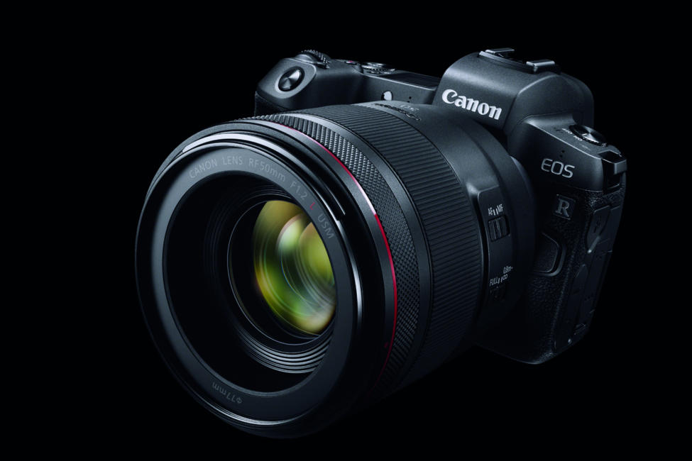 Foto Canon EOS R schräg von vorne