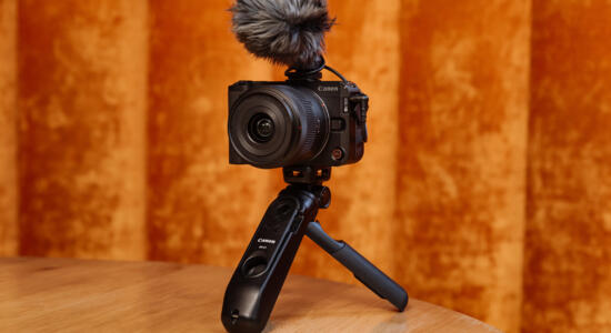 EOS R50V