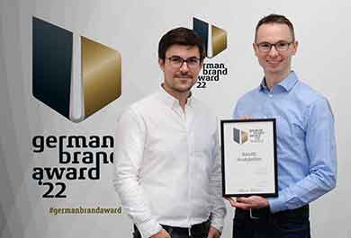 Halbe-Rahmen-Manager mit der Urkunde des German Brand Award