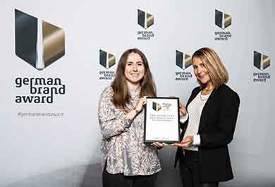 Veronika Kuz und Verena Hafner mit de Urkunde des German Brand Award