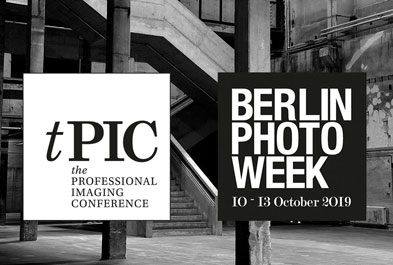 Die Logos der tPIC und der Berlin Photo Week vor einem Foto des Kraftwerk Berlin