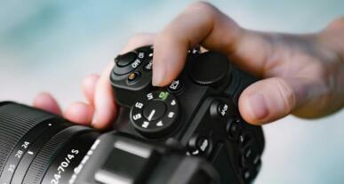 Die Picture-Control-Taste an der Nikon Z5II