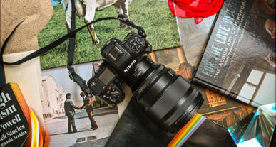 Eine Nikon Z 8 auf verschiedenen Schallplattencovern.