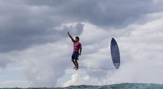 Das Gewinnerfoto der World Sports Photography Awards von Jerome Brouillet zeigt den brasilianischen Surfer Gabriel Medina beim Surf-Wettbewerb der Olympischen Spiele 2024.